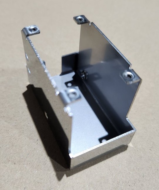 【ファイバーレーザー溶接】SUS304 1.0t 焦げ取り工程廃止・ロボット化による品質均一化の事例