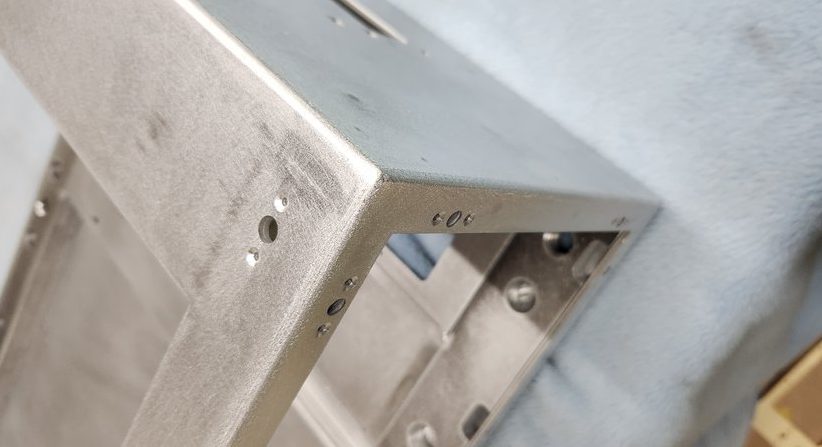 【アルミ大型筐体】A5052 複数板厚 板金＋機械加工 アロジン・塗装まで一貫対応の事例