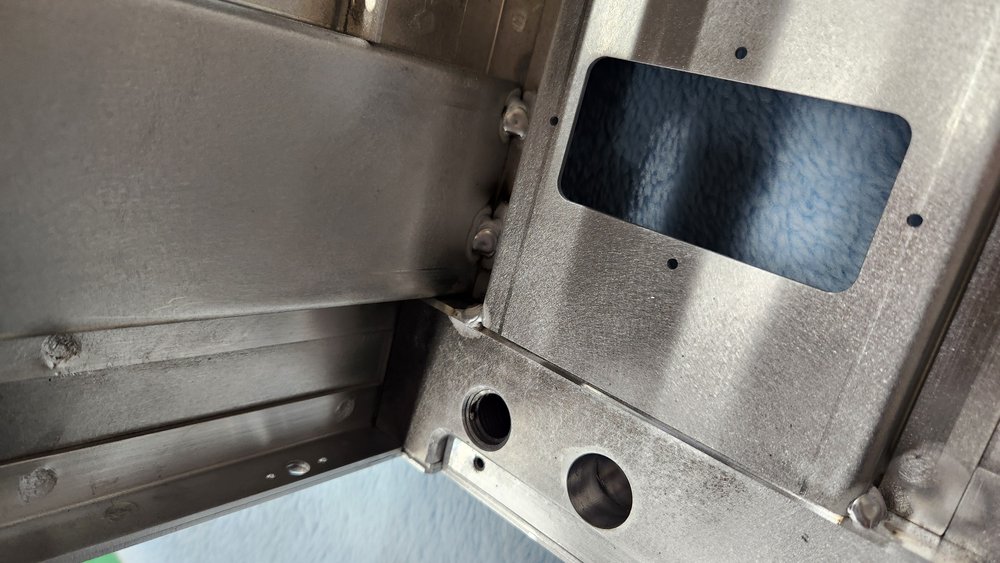 【アルミ大型筐体】A5052 複数板厚 板金＋機械加工 アロジン・塗装まで一貫対応の事例