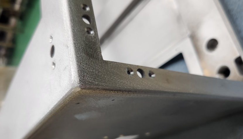 【アルミ大型筐体】A5052 複数板厚 板金＋機械加工 アロジン・塗装まで一貫対応の事例
